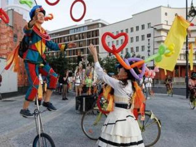 Meister-Jongleur und Ballonmodellierer Jakob, Zirkus-Künstler der Extraklasse - 1